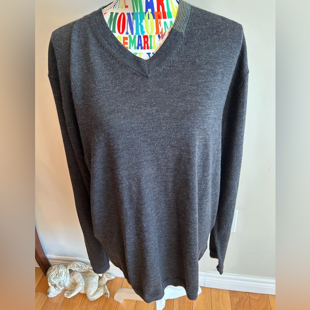 Robert Graham 100% Wool Men's Charcoal V-Neck Sweater
